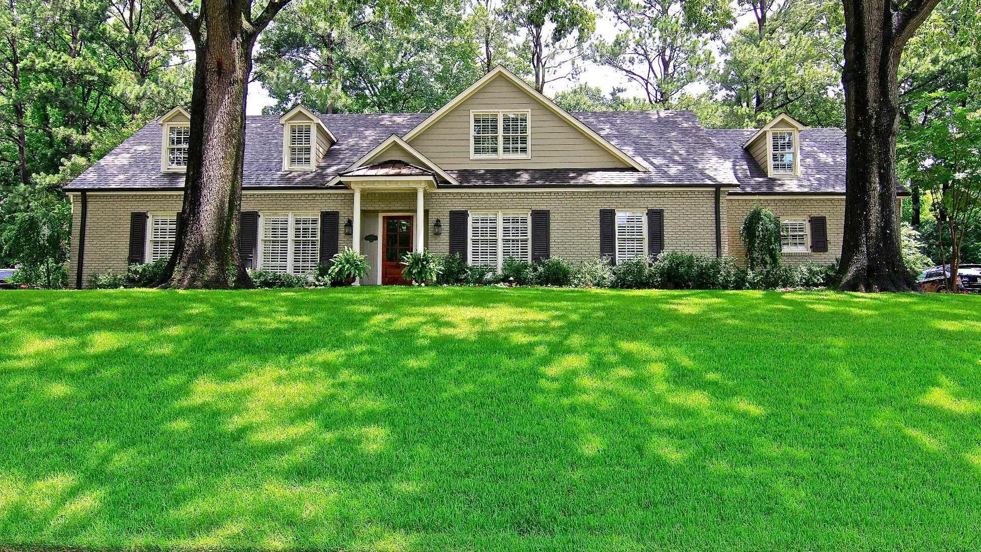Home in Memphis, TN with green grass that's weed-free.